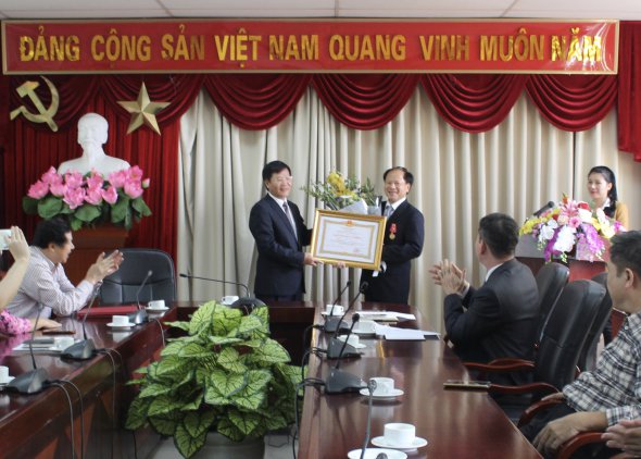 Lễ trao Huân chương Lao động hạng Ba cho TS. Trần Quang Minh - nguyên Viện trưởng Viện Nghiên cứu Đông Bắc Á