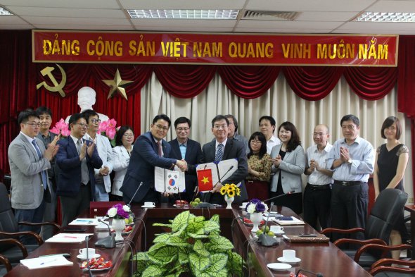 Lễ ký kết thỏa thuận hợp tác giữa Viện Nghiên cứu Đông Bắc Á và Viện Nghiên cứu Văn hóa - Lịch sử Chungnam (Hàn Quốc)