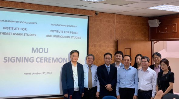 Lễ ký kết Bản ghi nhớ giữa Viện Nghiên cứu Đông Bắc Á và Viện Nghiên cứu Hòa bình và Thống nhất – Đại học Quốc gia Seoul Hàn Quốc