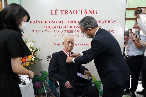 Lễ Trao tặng Huân chương Mặt trời mọc của Nhật Bản cho Giáo sư Dương Phú Hiệp