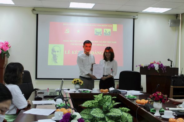 Chi bộ Viện Nghiên cứu Đông Bắc Á tổ chức lễ kết nạp Đảng viên mới