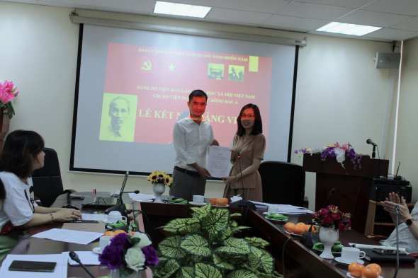 Chi bộ Viện Nghiên cứu Đông Bắc Á tổ chức lễ kết nạp Đảng viên mới