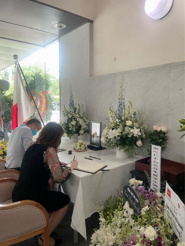 Đoàn Viện Nghiên cứu Đông Bắc Á, Viện Hàn lâm Khoa học xã hội Việt Nam chia buồn và ghi sổ tang tưởng niệm cố Thủ tướng Abe Shinzo