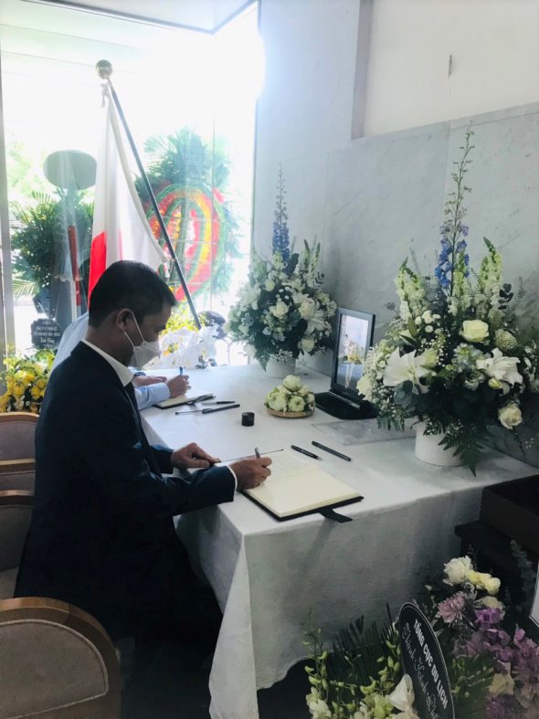 Đoàn Viện Nghiên cứu Đông Bắc Á, Viện Hàn lâm Khoa học xã hội Việt Nam chia buồn và ghi sổ tang tưởng niệm cố Thủ tướng Abe Shinzo