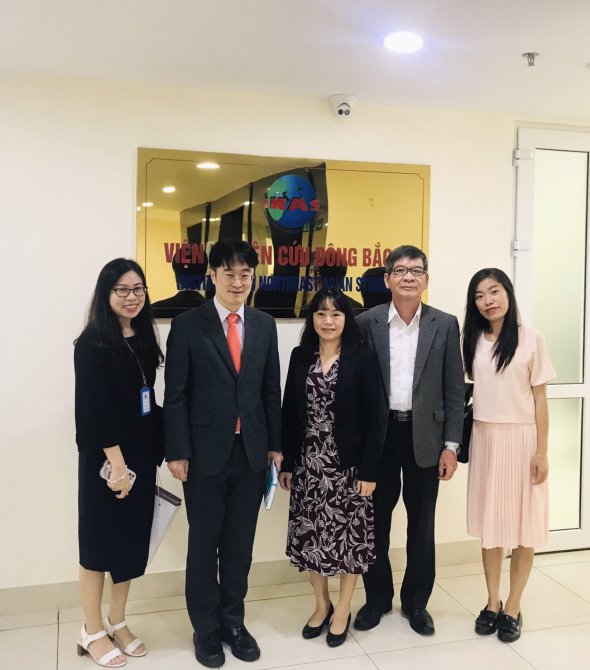 Viện Nghiên cứu Đông Bắc Á trao đổi khoa học với Đại sứ quán Hàn Quốc tại Hà Nội