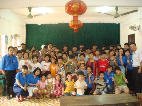 Thăm và tặng quà Trung tâm trại trẻ mồ côi Hà Cầu, Hà Đông.